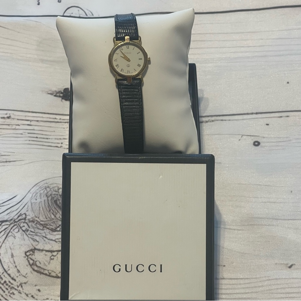 GUCCI vintage women’s watch. Original Black strap. Preowned
